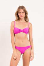 Laad de afbeelding in de Gallery-viewer, Model Front: Rio De Sol Top Top Malibu-Rosa Bandeau-Duo

