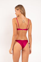 Laad de afbeelding in de Gallery-viewer, Model Back: Rio De Sol Bottom Bottom Shimmer-Desejo Cheeky-Tie-Gold
