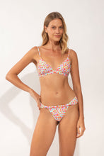 Laad de afbeelding in de Gallery-viewer, Model Front: Rio De Sol Top Top Ditsy-Sky Tri-Fixo
