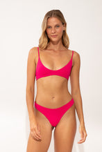 Laad de afbeelding in de Gallery-viewer, Model Front: Wednesday In Hawaii By Rio De Sol Set Set Guava Hana Sunset
