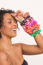Laad de afbeelding in de Gallery-viewer, Image 06: Rio De Sol Hair Accessory Dots-Energy Scrunchie
