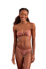 Laad de afbeelding in de Gallery-viewer, Model Front: Rio De Sol Set Set Shimmer-Copper Bandeau-Joy Essential
