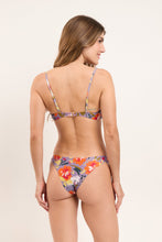 Laad de afbeelding in de Gallery-viewer, Model Back: Rio De Sol Set Set Garden-Flower Bandeau-Joy Essential

