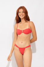 Laad de afbeelding in de Gallery-viewer, Model Front: Rio De Sol Top Top Cali-Flamingo Juliette
