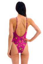 Laad de afbeelding in de Gallery-viewer, Model Back: Rio De Sol One-Piece Roar-Pink Hype
