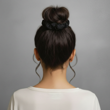 Laad de afbeelding in de Gallery-viewer, Model Back: Rio De Sol Hair Accessory Nero Scrunchie
