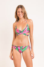 Laad de afbeelding in de Gallery-viewer, Model Front: Rio De Sol Top Top Parrots Kate
