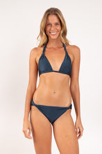 Laad de afbeelding in de Gallery-viewer, Model Front: Rio De Sol Top Top Shimmer-Shark Mel
