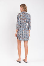 Laad de afbeelding in de Gallery-viewer, Model Back: Rio De Sol Shirtdress Ikat Chemise
