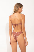 Laad de afbeelding in de Gallery-viewer, Model Back: Wednesday In Hawaii By Rio De Sol Top Top Kiko-Coco Shell

