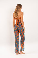 Laad de afbeelding in de Gallery-viewer, Model Back: Rio De Sol Beach Trousers Luma Pants Lana

