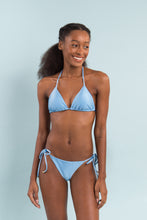Laad de afbeelding in de Gallery-viewer, Model Front: Rio De Sol Set Set Shimmer-Baltic-Sea Tri-Inv Ibiza-Comfy
