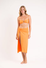 Laad de afbeelding in de Gallery-viewer, Model Front: Rio De Sol Beach Skirt Bio-Laranjada Long Skirt Knot
