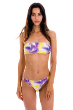 Laad de afbeelding in de Gallery-viewer, Model Front: Rio De Sol Top Top Tiedye-Purple Bandeau-Reto
