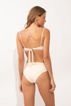 Laad de afbeelding in de Gallery-viewer, Model Back: Rio De Sol Top Top Malibu-Natural Zaya
