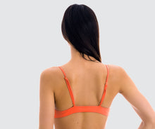 Laad de afbeelding in de Gallery-viewer, Model Back: Rio De Sol Top Top Light-Peach Mila
