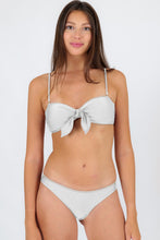 Laad de afbeelding in de Gallery-viewer, Gallery: Rio De Sol Set Set Shimmer-White Bandeau-Knot Essential
