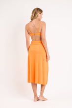Laad de afbeelding in de Gallery-viewer, Model Back: Rio De Sol Beach Skirt Bio-Laranjada Long Skirt Knot
