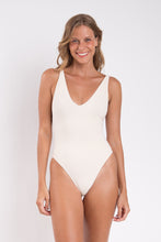Laad de afbeelding in de Gallery-viewer, Model Front: Rio De Sol One-Piece Malibu-Natural Sunny
