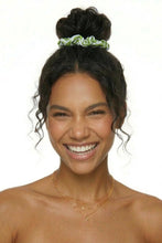 Laad de afbeelding in de Gallery-viewer, Model Front: Rio De Sol Hair Accessory Palms Scrunchie
