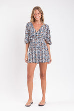 Laad de afbeelding in de Gallery-viewer, Model Front: Rio De Sol Mini Dress Ikat Mini Dress
