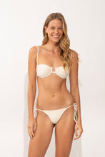 Laad de afbeelding in de Gallery-viewer, Model Front: Rio De Sol Bottom Bottom Malibu-Natural Cheeky-Tie
