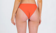 Laad de afbeelding in de Gallery-viewer, Model Back: Rio De Sol Bottom Bottom Light-Peach Essential-Comfy
