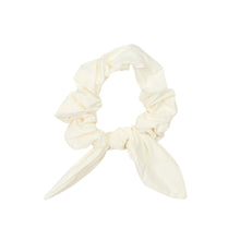 Laad de afbeelding in de Gallery-viewer, Product Front: Rio De Sol Hair Accessory Off-White Scrunchie
