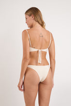 Laad de afbeelding in de Gallery-viewer, Model Back: Rio De Sol Bottom Bottom Malibu-Natural Essential-Iris
