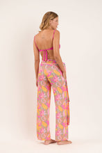 Laad de afbeelding in de Gallery-viewer, Model Back: Rio De Sol Beach Trousers Lyla Pants Knot
