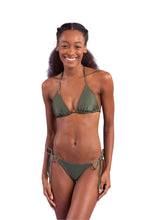 Laad de afbeelding in de Gallery-viewer, Model Front: Rio De Sol Bottom Bottom Shimmer-Croco Cheeky-Tie
