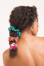 Laad de afbeelding in de Gallery-viewer, Image 03: Rio De Sol Hair Accessory Rain Scrunchie
