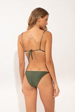Laad de afbeelding in de Gallery-viewer, Model Back: Rio De Sol Bottom Bottom Shimmer-Croco Ibiza-Comfy-Gold
