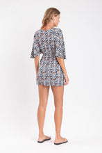 Laad de afbeelding in de Gallery-viewer, Model Back: Rio De Sol Mini Dress Ikat Mini Dress
