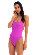 Laad de afbeelding in de Gallery-viewer, Model Front: Rio De Sol One-Piece St-Tpz Pink Ella
