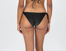 Laad de afbeelding in de Gallery-viewer, Model Back: Rio De Sol Bottom Bottom Shimmer-Black Ibiza-Comfy

