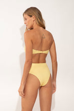 Laad de afbeelding in de Gallery-viewer, Model Back: Rio De Sol Bottom Bottom Drift-Butterglow Hotpants
