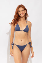 Laad de afbeelding in de Gallery-viewer, Model Front: Rio De Sol Bottom Bottom Carmel-Blue Cheeky-Micro
