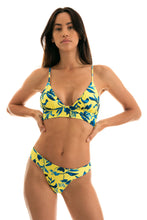 Laad de afbeelding in de Gallery-viewer, Model Front: Rio De Sol Top Top Lemon Flower Tri Cos
