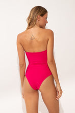 Laad de afbeelding in de Gallery-viewer, Model Back: Wednesday In Hawaii By Rio De Sol One-Piece Guava Aloha
