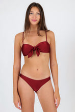 Laad de afbeelding in de Gallery-viewer, Model Front: Rio De Sol Top Top Shimmer-Divino Bandeau-Knot
