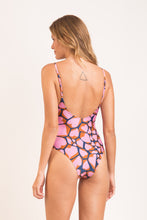 Laad de afbeelding in de Gallery-viewer, Model Back: Rio De Sol One-Piece Amore-Pink Hype
