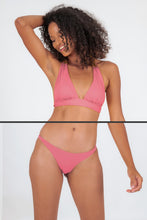 Laad de afbeelding in de Gallery-viewer, Model Front: Rio De Sol Set Set Confetti Halter-Cos Leblon-Fio
