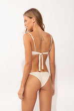 Laad de afbeelding in de Gallery-viewer, Model Back: Rio De Sol Bottom Bottom Malibu-Natural Cheeky-Tie
