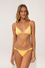 Laad de afbeelding in de Gallery-viewer, Model Front: Wednesday In Hawaii By Rio De Sol Bottom Bottom Lilikoi Waimea
