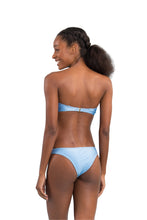 Laad de afbeelding in de Gallery-viewer, Model Back: Rio De Sol Set Set Shimmer-Baltic-Sea Bandeau-Joy Essential
