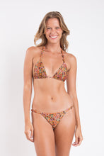 Laad de afbeelding in de Gallery-viewer, Model Front: Rio De Sol Set Set Bouquet Tri-Rev Essential-Rev
