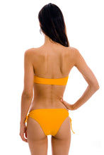 Laad de afbeelding in de Gallery-viewer, Model Back: Rio De Sol Set Set Uv-Pequi Bandeau-Reto Madrid
