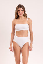 Laad de afbeelding in de Gallery-viewer, Model Front: Rio De Sol Top Top Memphis-White Bandeau-Reto
