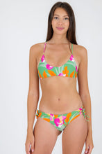 Laad de afbeelding in de Gallery-viewer, Model Front: Rio De Sol Set Set Green-Bloom Bralette Madrid
